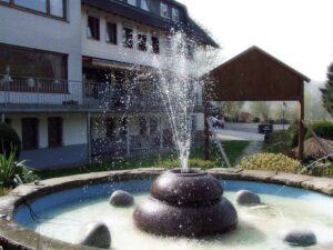 Springbrunnen-mit-Haus